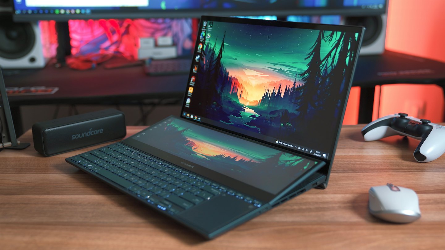 Dwóch ekranów laptopa wyświetla krajobrazową tapetę na drewnianym biurku.